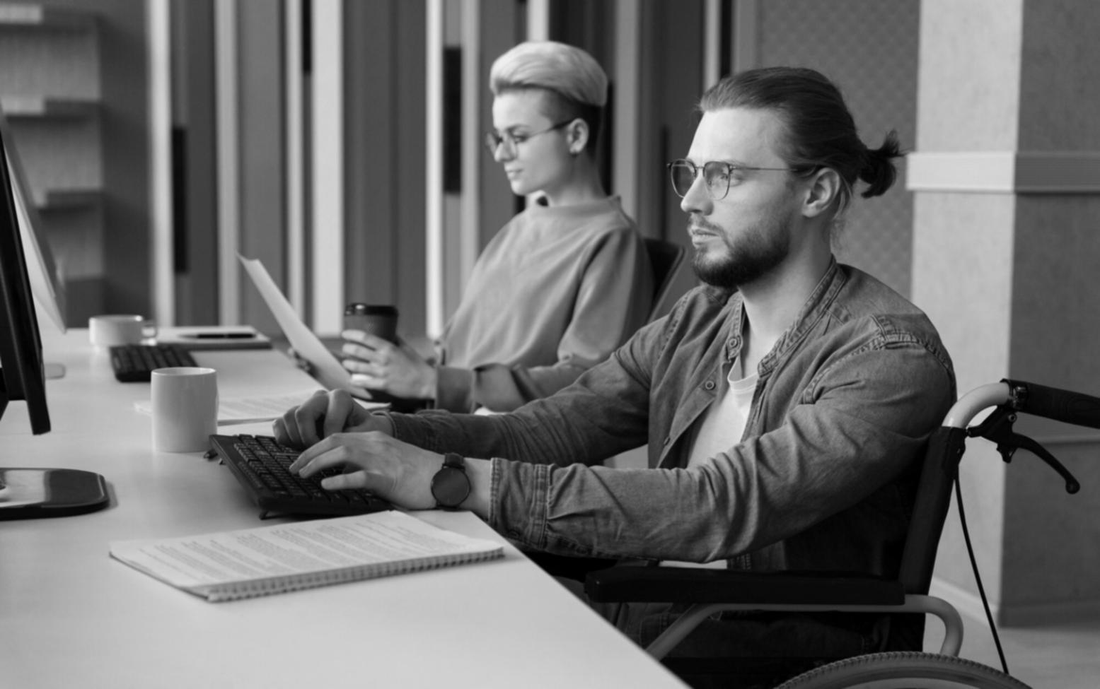 Sesión de coaching práctica con material de trabajo y notas de desarrollo profesional